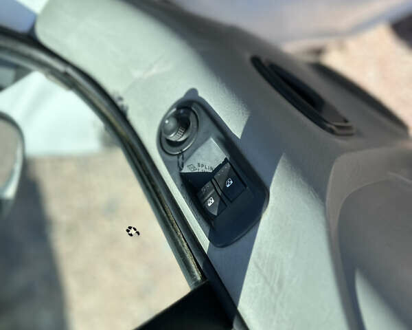 Опель Віваро 2014 у Рівному на Automoto.ua Білий Опель Віваро, об'ємом двигуна 2 л та пробігом 210 тис. км за 13950 $, фото 11 на Automoto.ua