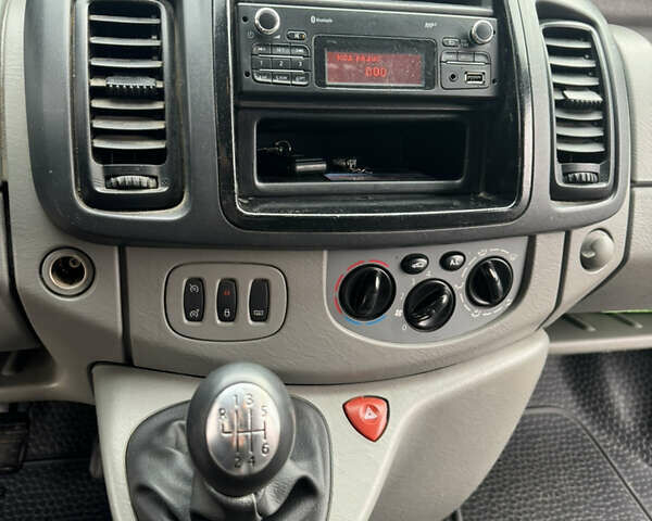 Белый Опель Виваро, объемом двигателя 2 л и пробегом 202 тыс. км за 10500 $, фото 13 на Automoto.ua