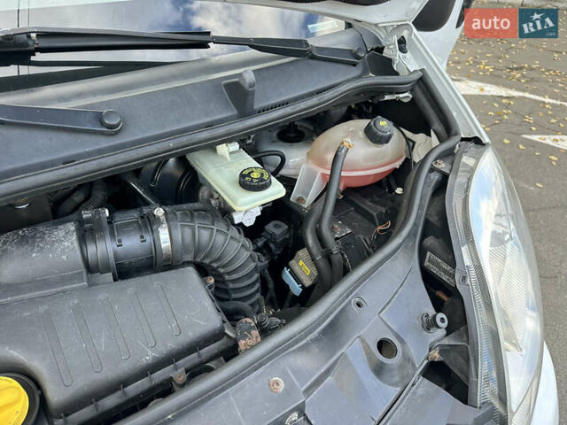 Білий Опель Віваро, об'ємом двигуна 2 л та пробігом 261 тис. км за 14700 $, фото 59 на Automoto.ua