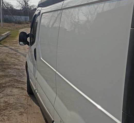 Білий Опель Віваро, об'ємом двигуна 2 л та пробігом 179 тис. км за 12500 $, фото 4 на Automoto.ua