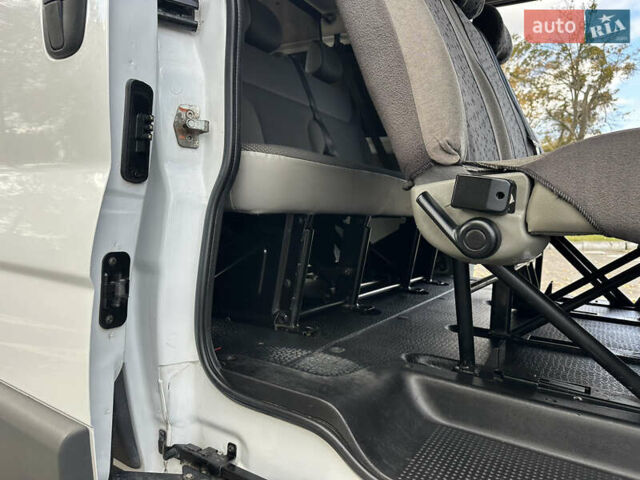 Білий Опель Віваро, об'ємом двигуна 2 л та пробігом 261 тис. км за 14700 $, фото 46 на Automoto.ua