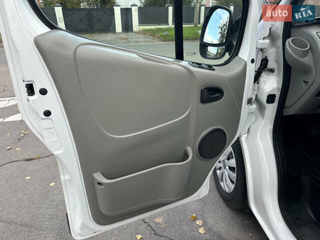 Білий Опель Віваро, об'ємом двигуна 2 л та пробігом 261 тис. км за 14700 $, фото 27 на Automoto.ua