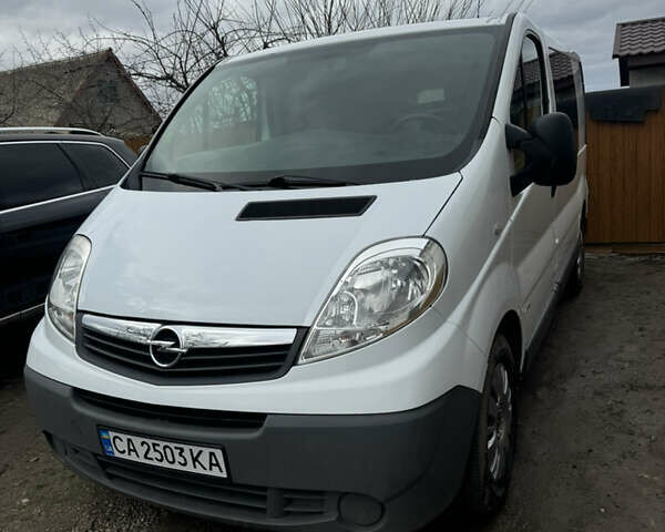Белый Опель Виваро, объемом двигателя 2 л и пробегом 202 тыс. км за 10500 $, фото 2 на Automoto.ua
