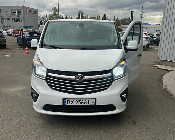 Белый Опель Виваро, объемом двигателя 1.6 л и пробегом 260 тыс. км за 16000 $, фото 1 на Automoto.ua