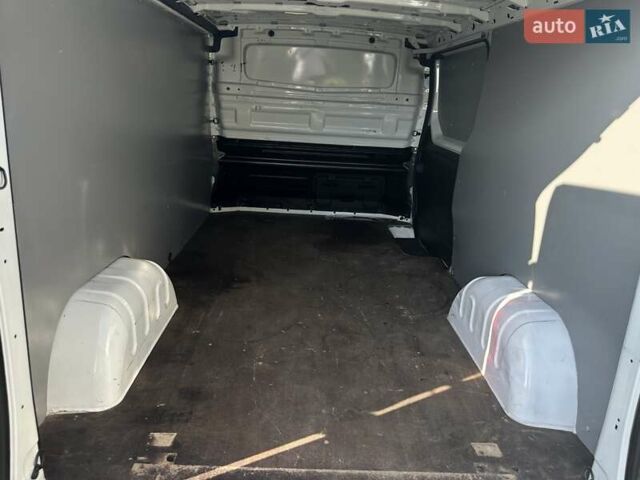 Белый Опель Виваро, объемом двигателя 1.6 л и пробегом 265 тыс. км за 12500 $, фото 21 на Automoto.ua