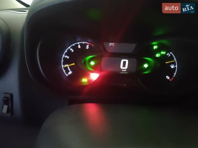 Белый Опель Виваро, объемом двигателя 1.6 л и пробегом 389 тыс. км за 12100 $, фото 1 на Automoto.ua