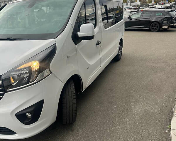 Белый Опель Виваро, объемом двигателя 1.6 л и пробегом 260 тыс. км за 16000 $, фото 8 на Automoto.ua