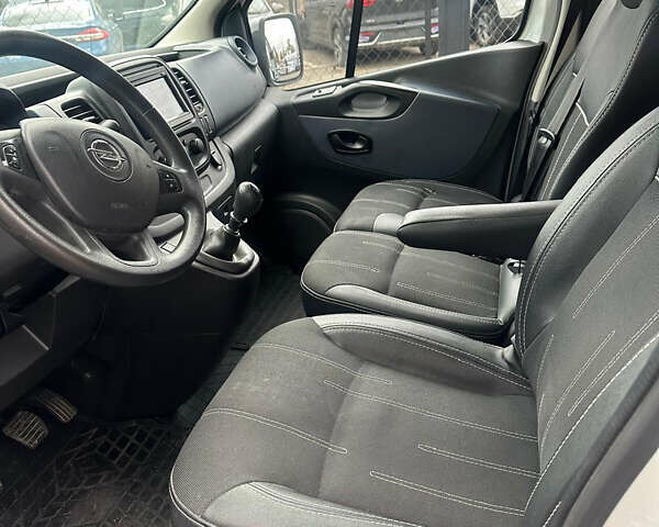 Белый Опель Виваро, объемом двигателя 1.6 л и пробегом 260 тыс. км за 16000 $, фото 12 на Automoto.ua