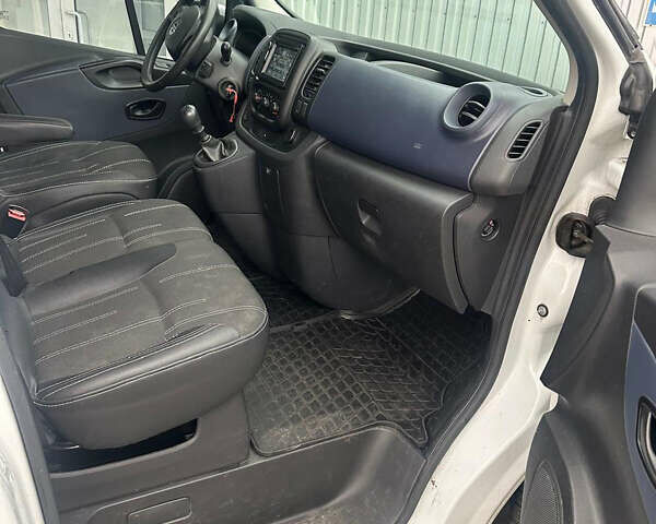 Белый Опель Виваро, объемом двигателя 1.6 л и пробегом 260 тыс. км за 16000 $, фото 16 на Automoto.ua