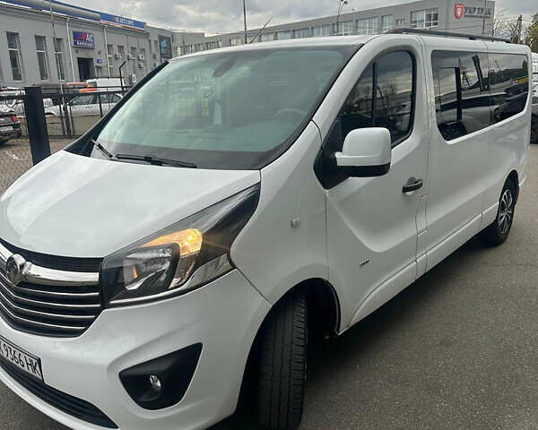 Белый Опель Виваро, объемом двигателя 1.6 л и пробегом 260 тыс. км за 16000 $, фото 2 на Automoto.ua