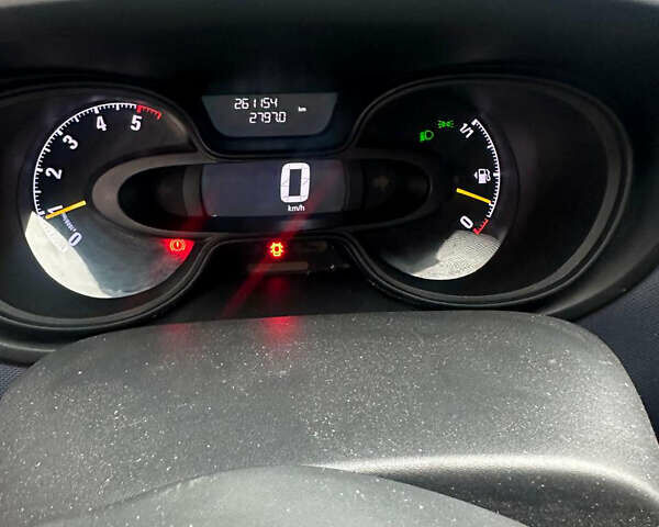 Белый Опель Виваро, объемом двигателя 1.6 л и пробегом 260 тыс. км за 16000 $, фото 13 на Automoto.ua