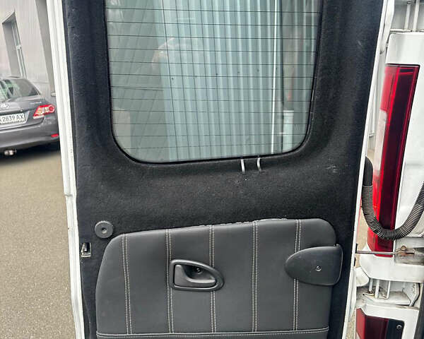 Белый Опель Виваро, объемом двигателя 1.6 л и пробегом 260 тыс. км за 16000 $, фото 21 на Automoto.ua