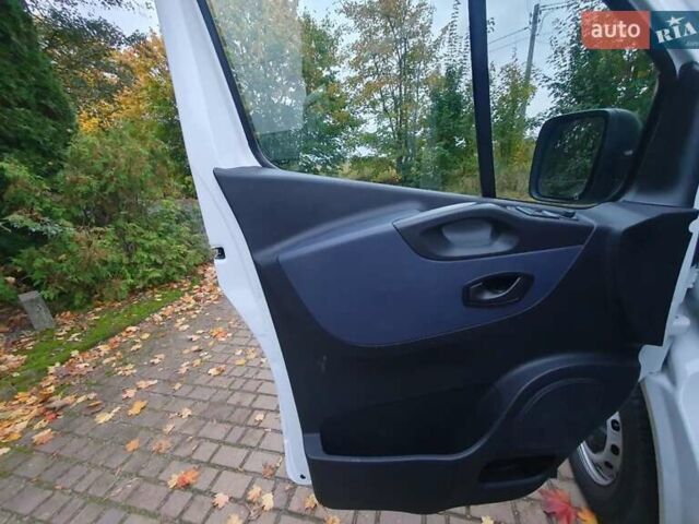 Белый Опель Виваро, объемом двигателя 1.6 л и пробегом 167 тыс. км за 13000 $, фото 1 на Automoto.ua