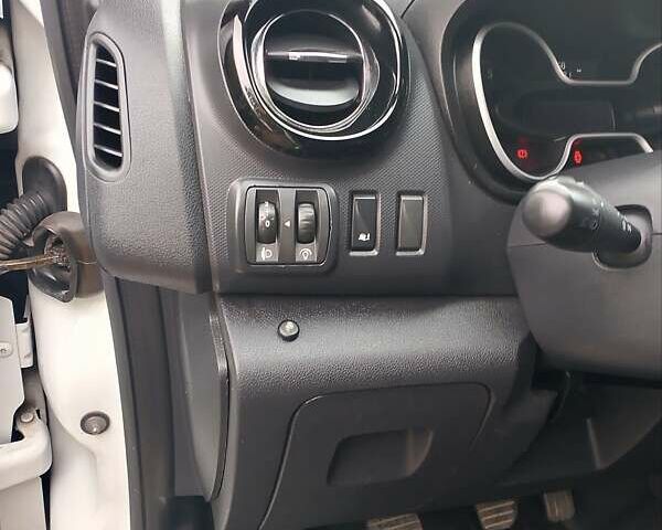 Белый Опель Виваро, объемом двигателя 1.6 л и пробегом 331 тыс. км за 15700 $, фото 19 на Automoto.ua