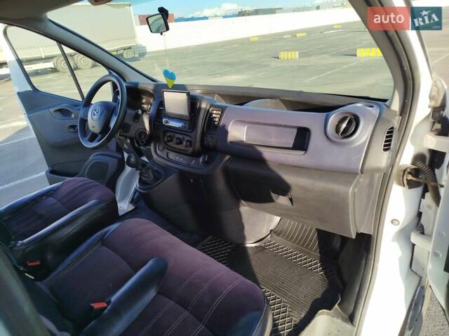 Белый Опель Виваро, объемом двигателя 1.6 л и пробегом 240 тыс. км за 14500 $, фото 8 на Automoto.ua