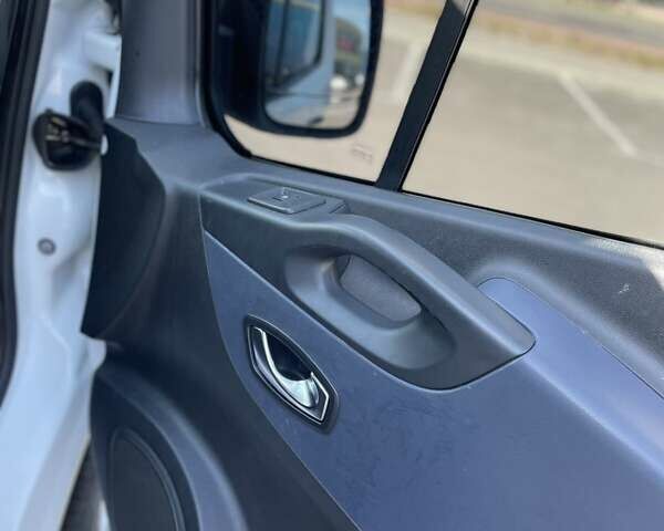 Белый Опель Виваро, объемом двигателя 1.6 л и пробегом 122 тыс. км за 16300 $, фото 1 на Automoto.ua