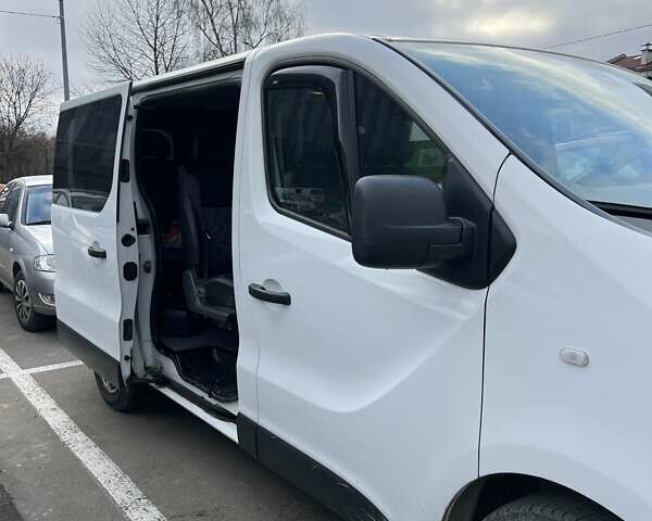 Белый Опель Виваро, объемом двигателя 1.6 л и пробегом 300 тыс. км за 16500 $, фото 3 на Automoto.ua