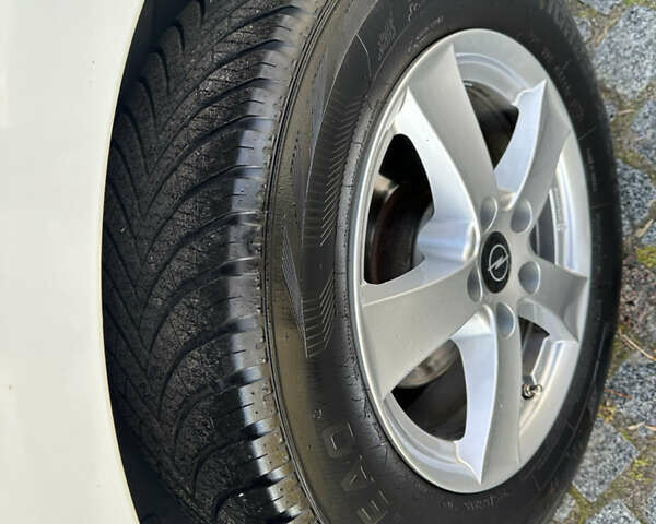 Белый Опель Виваро, объемом двигателя 1.6 л и пробегом 272 тыс. км за 12999 $, фото 11 на Automoto.ua