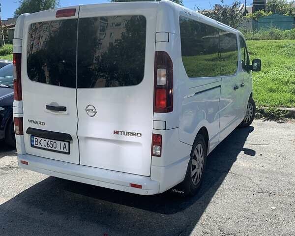 Белый Опель Виваро, объемом двигателя 1.6 л и пробегом 195 тыс. км за 17500 $, фото 4 на Automoto.ua