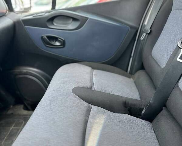 Белый Опель Виваро, объемом двигателя 1.6 л и пробегом 348 тыс. км за 15899 $, фото 7 на Automoto.ua