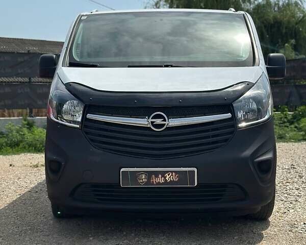 Белый Опель Виваро, объемом двигателя 1.6 л и пробегом 348 тыс. км за 15899 $, фото 2 на Automoto.ua