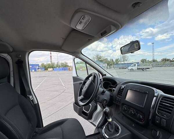 Белый Опель Виваро, объемом двигателя 1.6 л и пробегом 283 тыс. км за 15300 $, фото 6 на Automoto.ua