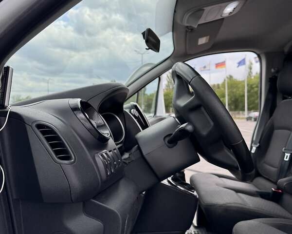 Белый Опель Виваро, объемом двигателя 1.6 л и пробегом 283 тыс. км за 15300 $, фото 4 на Automoto.ua