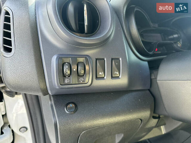 Белый Опель Виваро, объемом двигателя 1.6 л и пробегом 272 тыс. км за 12999 $, фото 33 на Automoto.ua