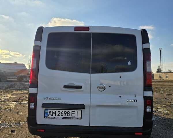 Белый Опель Виваро, объемом двигателя 1.6 л и пробегом 184 тыс. км за 16000 $, фото 4 на Automoto.ua