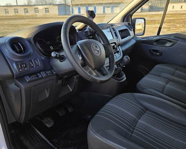 Белый Опель Виваро, объемом двигателя 1.6 л и пробегом 184 тыс. км за 16000 $, фото 7 на Automoto.ua