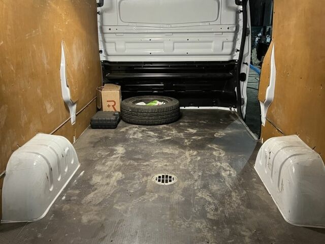 Белый Опель Виваро, объемом двигателя 1.6 л и пробегом 243 тыс. км за 11800 $, фото 5 на Automoto.ua