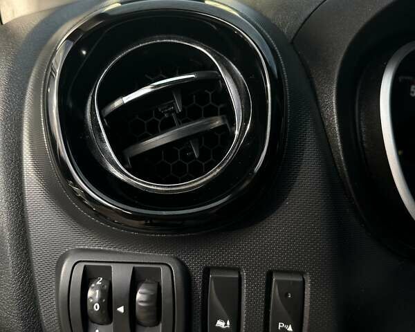 Белый Опель Виваро, объемом двигателя 1.6 л и пробегом 195 тыс. км за 18200 $, фото 19 на Automoto.ua