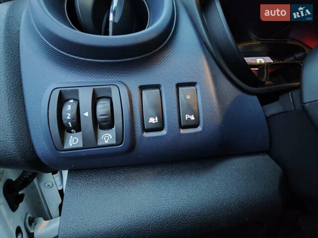 Білий Опель Віваро, об'ємом двигуна 1.6 л та пробігом 248 тис. км за 12000 $, фото 16 на Automoto.ua