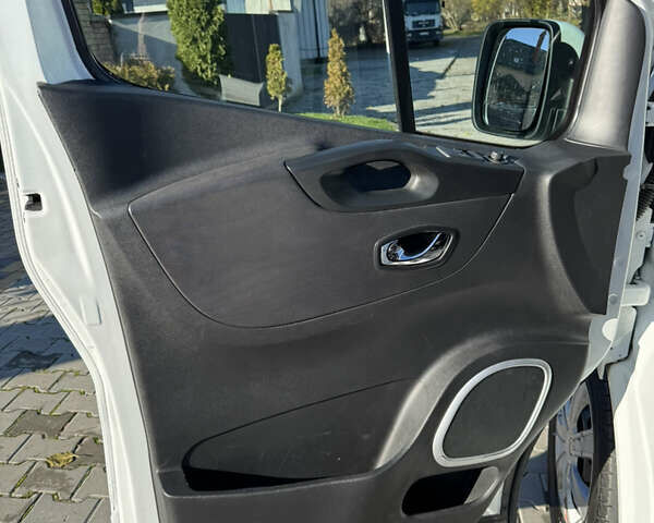 Белый Опель Виваро, объемом двигателя 1.6 л и пробегом 276 тыс. км за 14900 $, фото 6 на Automoto.ua