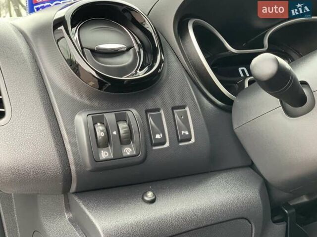 Белый Опель Виваро, объемом двигателя 1.6 л и пробегом 189 тыс. км за 17950 $, фото 28 на Automoto.ua