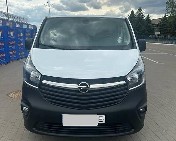 Белый Опель Виваро, объемом двигателя 1.6 л и пробегом 254 тыс. км за 12000 $, фото 1 на Automoto.ua