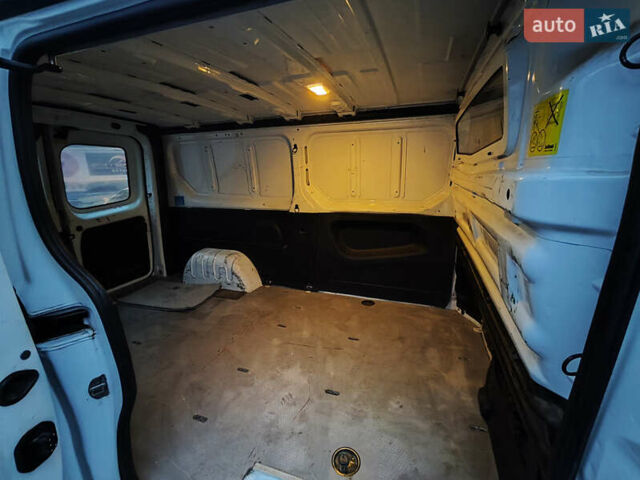 Білий Опель Віваро, об'ємом двигуна 1.6 л та пробігом 248 тис. км за 12000 $, фото 21 на Automoto.ua