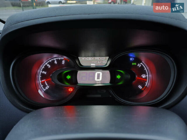 Білий Опель Віваро, об'ємом двигуна 1.6 л та пробігом 248 тис. км за 12000 $, фото 13 на Automoto.ua