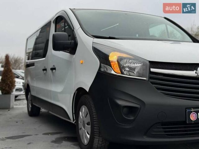Белый Опель Виваро, объемом двигателя 1.6 л и пробегом 179 тыс. км за 15300 $, фото 2 на Automoto.ua
