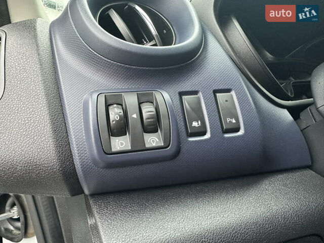 Белый Опель Виваро, объемом двигателя 1.6 л и пробегом 233 тыс. км за 14700 $, фото 41 на Automoto.ua