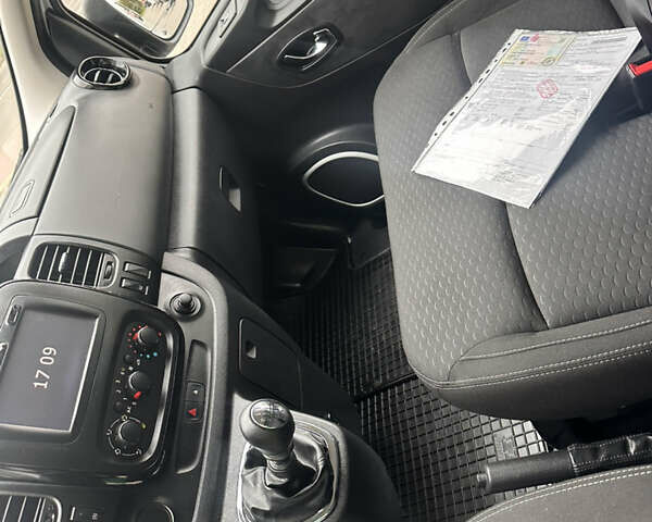 Белый Опель Виваро, объемом двигателя 1.6 л и пробегом 189 тыс. км за 17800 $, фото 18 на Automoto.ua