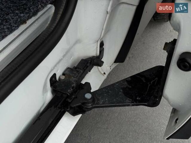 Белый Опель Виваро, объемом двигателя 1.6 л и пробегом 179 тыс. км за 15300 $, фото 29 на Automoto.ua