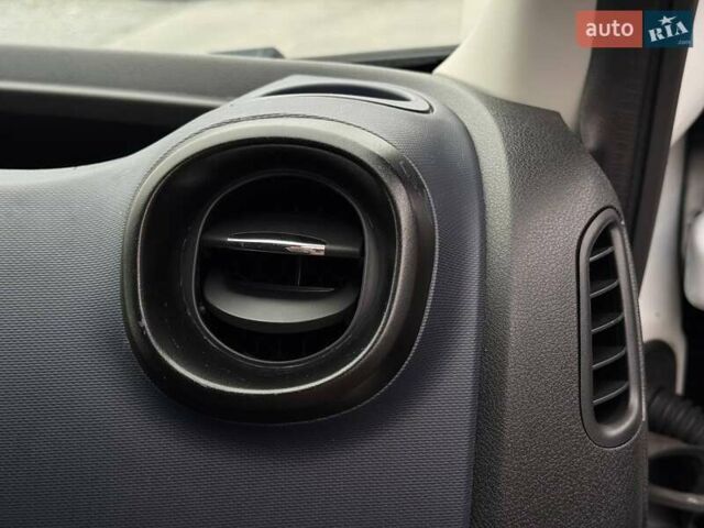 Белый Опель Виваро, объемом двигателя 1.6 л и пробегом 179 тыс. км за 15300 $, фото 60 на Automoto.ua