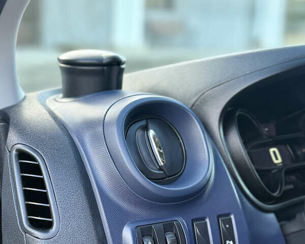 Белый Опель Виваро, объемом двигателя 1.6 л и пробегом 260 тыс. км за 11499 $, фото 28 на Automoto.ua