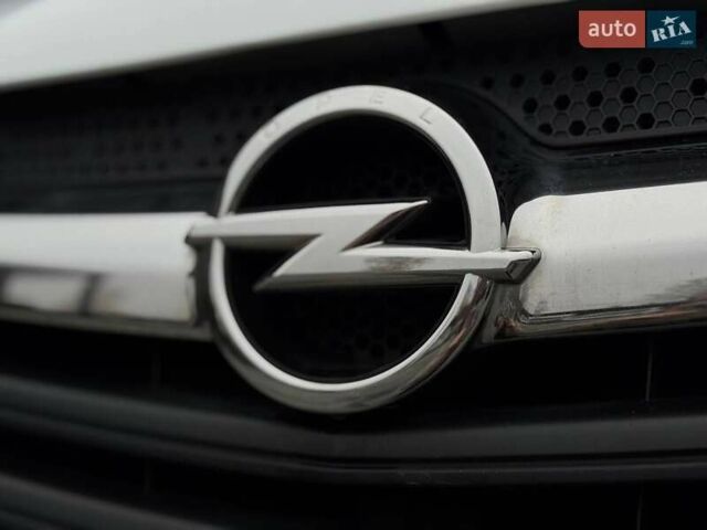 Белый Опель Виваро, объемом двигателя 1.6 л и пробегом 179 тыс. км за 15300 $, фото 3 на Automoto.ua