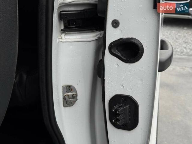 Белый Опель Виваро, объемом двигателя 1.6 л и пробегом 179 тыс. км за 15300 $, фото 30 на Automoto.ua