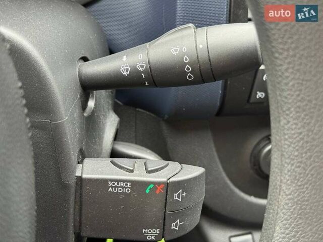 Белый Опель Виваро, объемом двигателя 1.6 л и пробегом 179 тыс. км за 15300 $, фото 21 на Automoto.ua