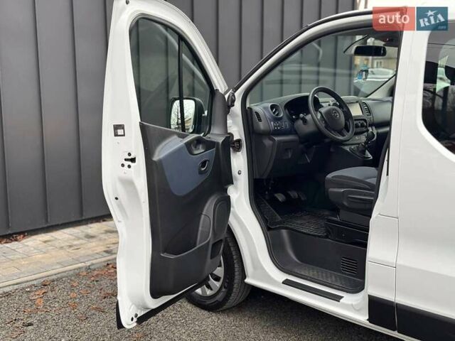 Белый Опель Виваро, объемом двигателя 1.6 л и пробегом 173 тыс. км за 22900 $, фото 12 на Automoto.ua