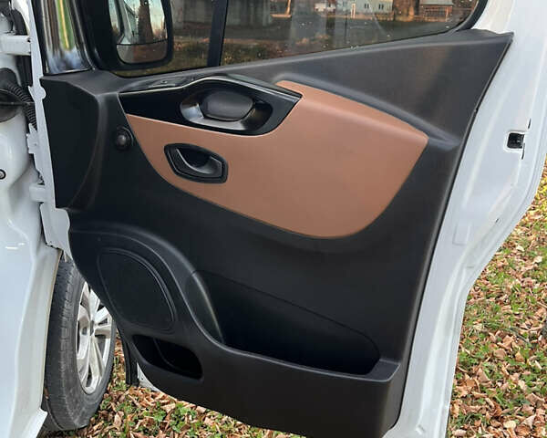 Білий Опель Віваро, об'ємом двигуна 1.6 л та пробігом 186 тис. км за 20800 $, фото 17 на Automoto.ua