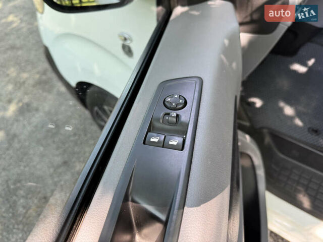 Белый Опель Виваро, объемом двигателя 2 л и пробегом 130 тыс. км за 28700 $, фото 19 на Automoto.ua